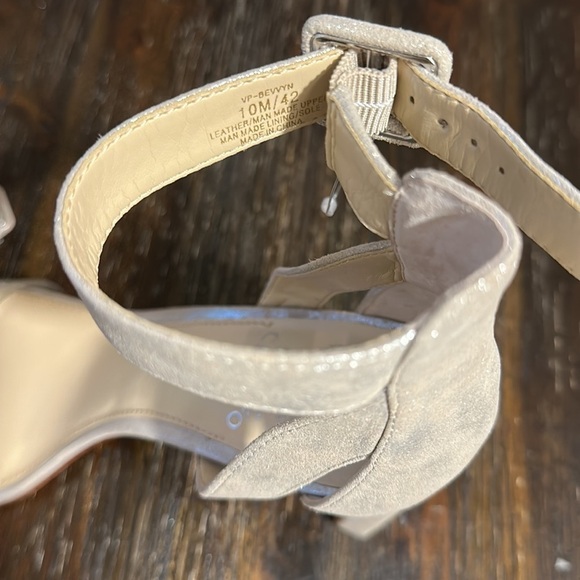 COPY - NWOB Vince Camuto Bevvyn Brushed Silver Metallic Heel - Picture 9 of 10